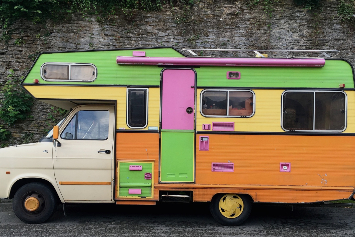 Caravana con mosquiteras en puertas y ventanas