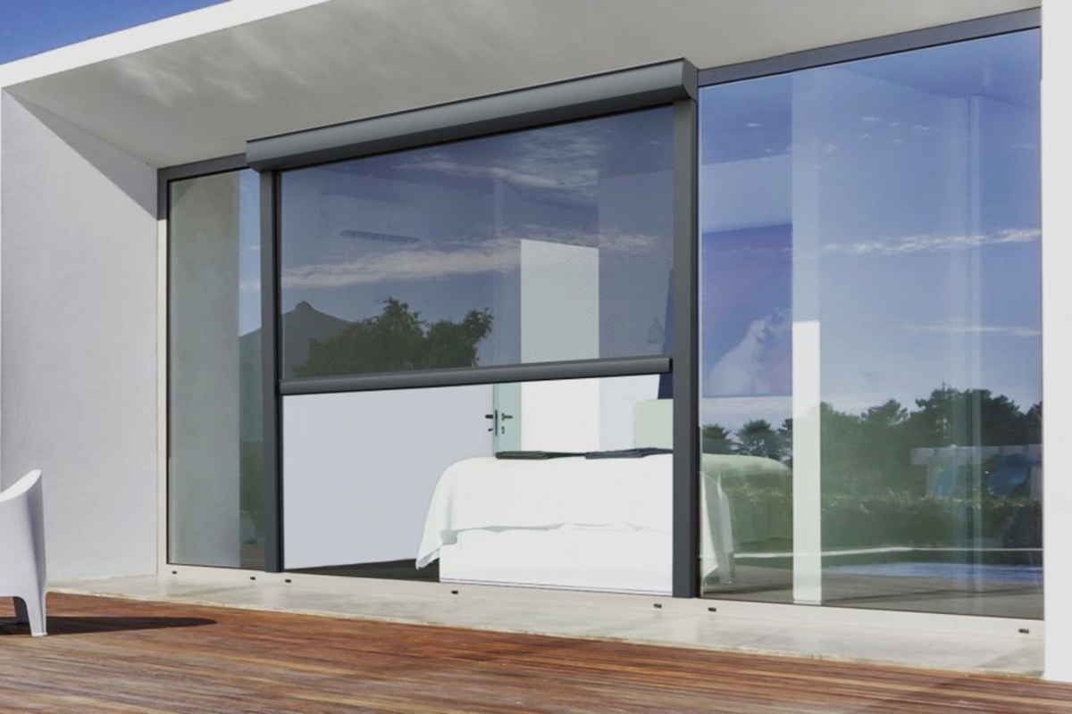 Instalación de una mosquitera enrollable en una vivienda