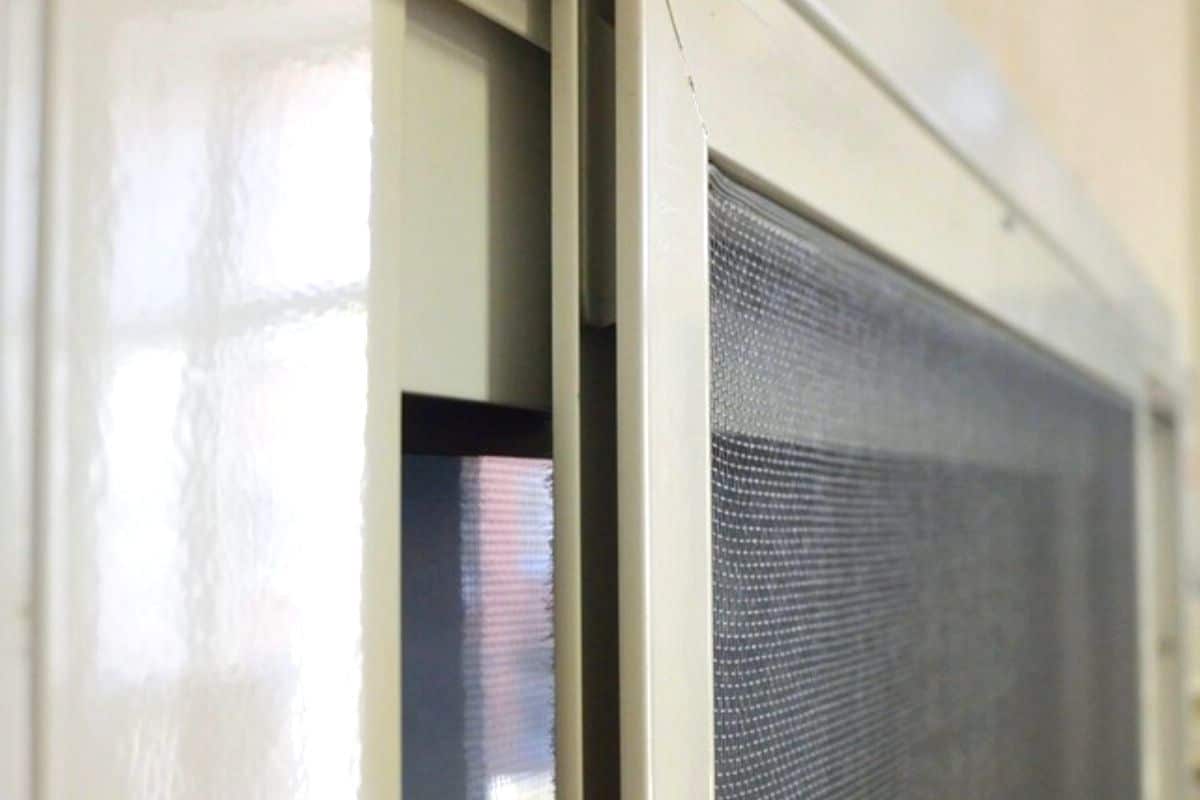 Instalación de mosquitera para puerta corredera