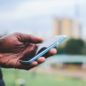 hombre manejando móvil