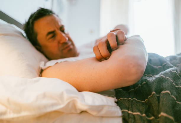 hombre rascándose el brazo